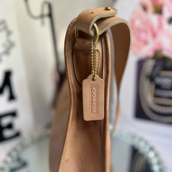 are Vintage 1475 tan leather shoulder bag - Picture 10 of 14